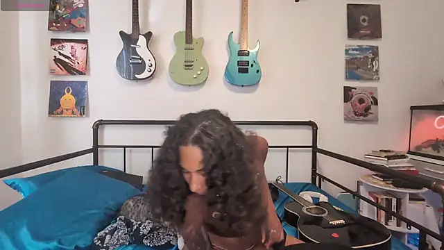 onlystrings online show from April 1, 9:12 pm