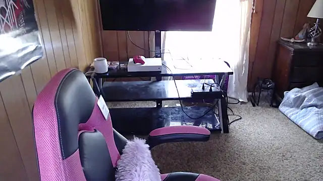 vanessraine online show from February 4, 7:31 pm