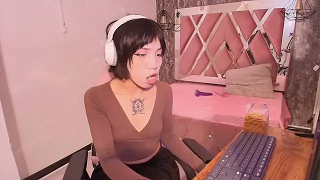 Snapshot of Terraelowen chatting on October 3, 11:45 am Terraelowen online show from October 3, 11:45 am