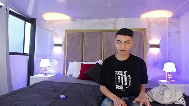 NickandAbby  online show from April 7, 7:15 pm