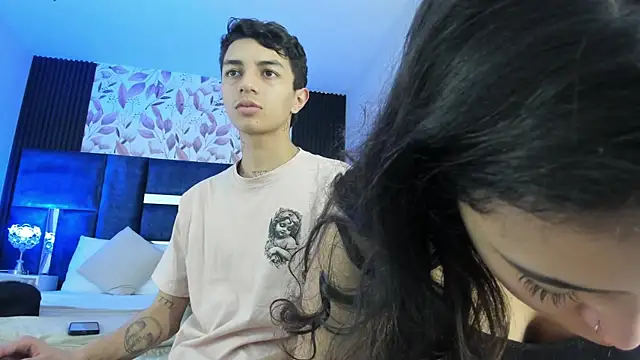 Snapshot of NickandAbby_ chatting on February 18, 7:32 pm NickandAbby online show from February 18, 7:32 pm