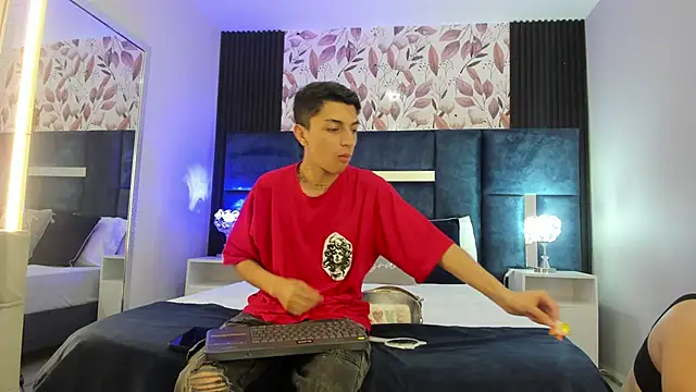 Snapshot of NickandAbby_ chatting on January 31, 7:12 pm NickandAbby online show from January 31, 7:12 pm