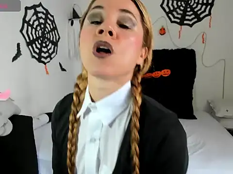 Snapshot of angie_blondies chatting on October 16, 3:53 pm angie blondies online show from October 16, 3:53 pm