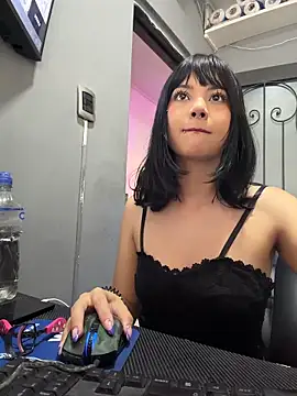 TatiLee online show from April 9, 2:45 pm