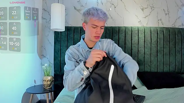 Snapshot of nicktorn chatting on December 15, 12:33 pm nicktorn online show from December 15, 12:33 pm