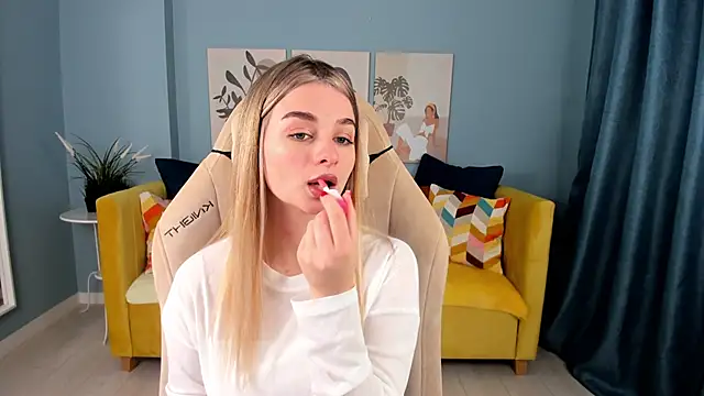 Snapshot of SweetyLicky chatting on October 19, 4:10 pm SweetyLicky online show from October 19, 4:10 pm