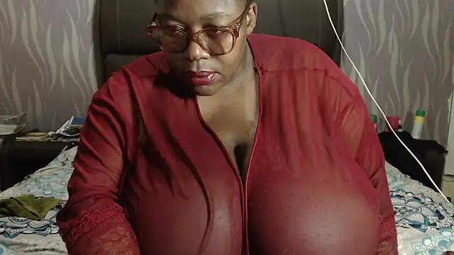 Snapshot of BoobsQueen46K chatting on November 27, 7:47 pm BoobsQueen46K online show from November 27, 7:47 pm