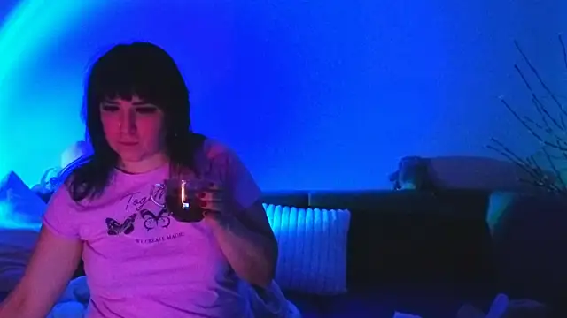 Bella Hillss online show from February 10, 8:30 pm