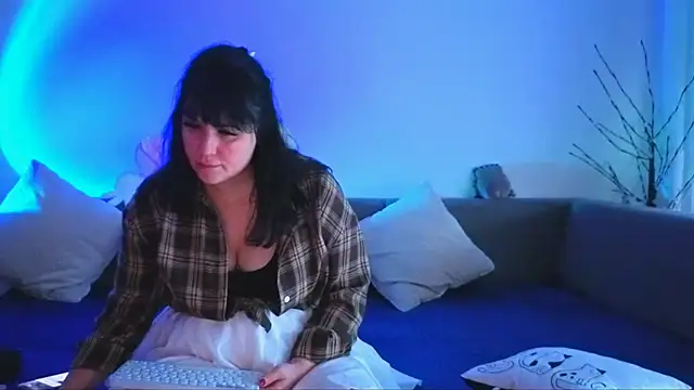 Bella Hillss online show from February 14, 12:27 pm