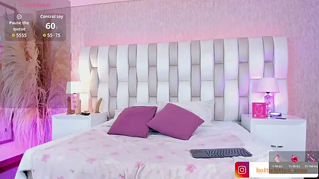 Viollet xoxo online show from February 17, 8:06 pm