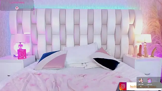 Viollet xoxo online show from February 24, 8:10 pm