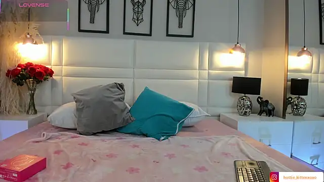 Snapshot of Viollet_xoxo chatting on October 27, 8:54 pm Viollet xoxo online show from October 27, 8:54 pm