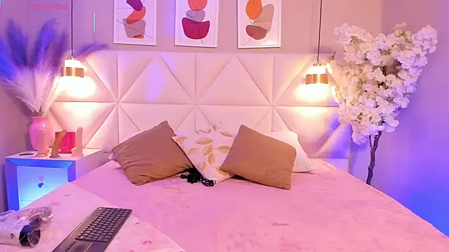 Snapshot of Viollet_xoxo chatting on October 22, 3:28 am Viollet xoxo online show from October 22, 3:28 am