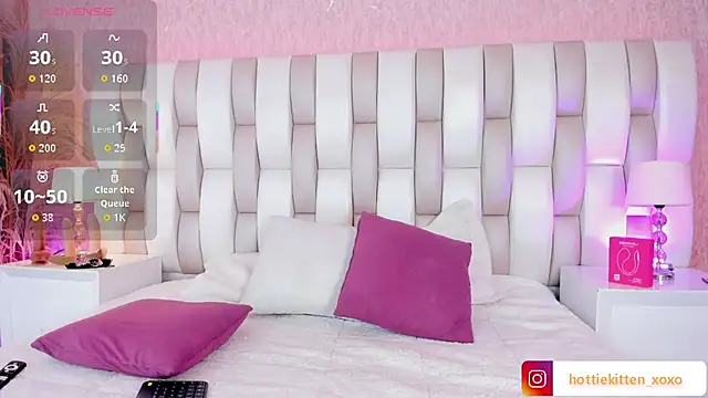 Viollet xoxo online show from February 11, 8:09 pm