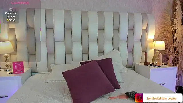 Viollet xoxo online show from February 4, 8:04 pm