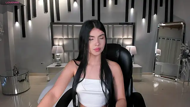 Snapshot of MiaLaurence chatting on May 24, 11:43 am MiaLaurence online show from May 24, 11:43 am