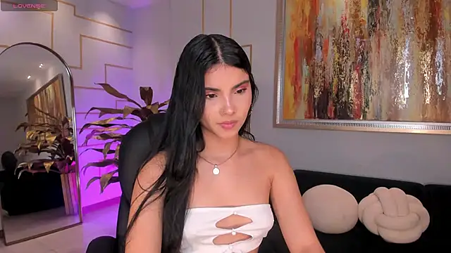 MiaLaurence online show from November 4, 7:28 pm