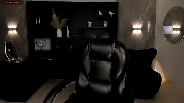 MiaLaurence online show from March 29, 11:45 am