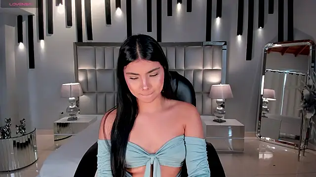 Snapshot of MiaLaurence chatting on June 24, 7:01 pm MiaLaurence online show from June 24, 7:01 pm