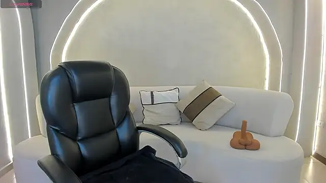 MiaLaurence online show from February 26, 7:47 pm