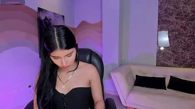 MiaLaurence online show from November 29, 7:14 pm