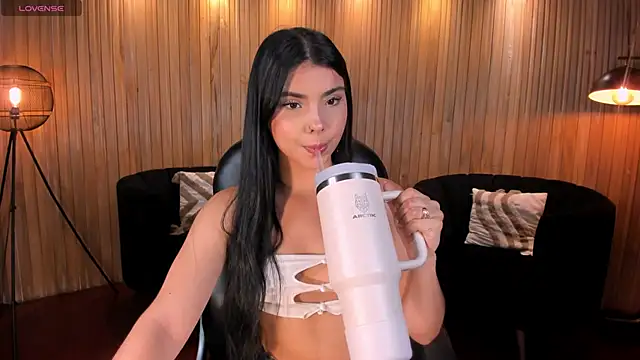 Snapshot of MiaLaurence chatting on May 1, 6:46 pm MiaLaurence online show from May 1, 6:46 pm