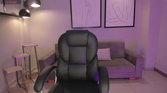 MiaLaurence online show from December 3, 7:35 pm