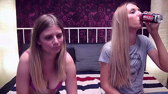 Snapshot of BlondeWitches chatting on November 22, 12:43 am BlondeWitches online show from November 22, 12:43 am