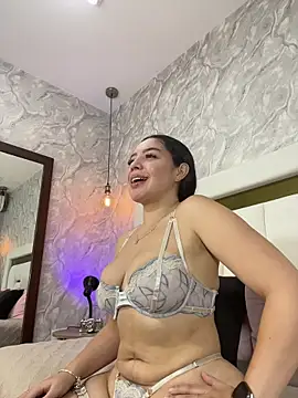 Snapshot of MiaFarkash chatting on April 17, 6:33 pm MiaFarkash online show from April 17, 6:33 pm