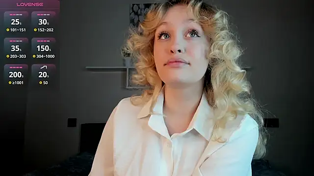 Snapshot of Julliakoill chatting on November 25, 6:25 am Julliakoill online show from November 25, 6:25 am