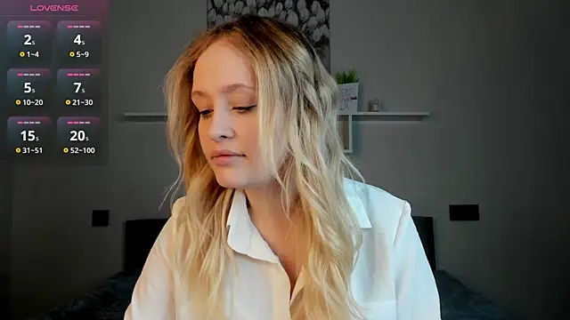 Snapshot of Julliakoill chatting on December 5, 8:02 am Julliakoill online show from December 5, 8:02 am