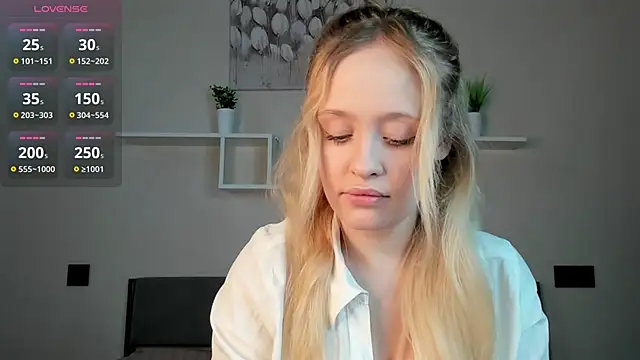 Snapshot of Julliakoill chatting on November 7, 8:41 am Julliakoill online show from November 7, 8:41 am