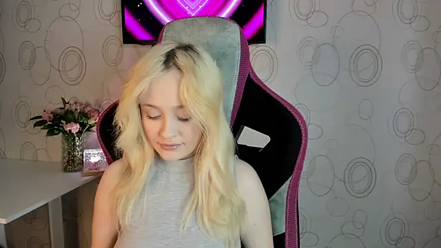 Snapshot of Julliakoill chatting on February 12, 10:37 am Julliakoill online show from February 12, 10:37 am