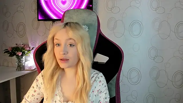 Snapshot of Julliakoill chatting on February 13, 11:10 am Julliakoill online show from February 13, 11:10 am