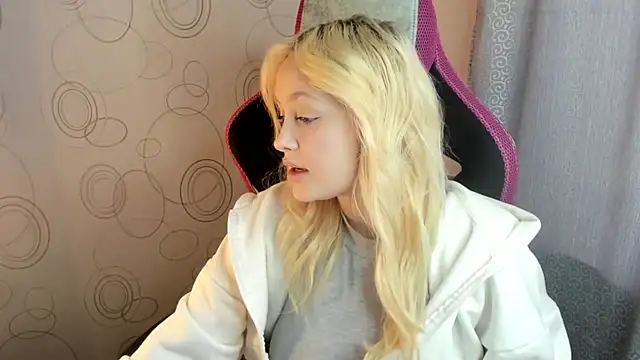 Snapshot of Julliakoill chatting on February 7, 10:23 am Julliakoill online show from February 7, 10:23 am