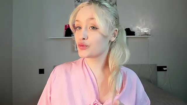 Snapshot of Julliakoill chatting on February 6, 10:00 am Julliakoill online show from February 6, 10:00 am