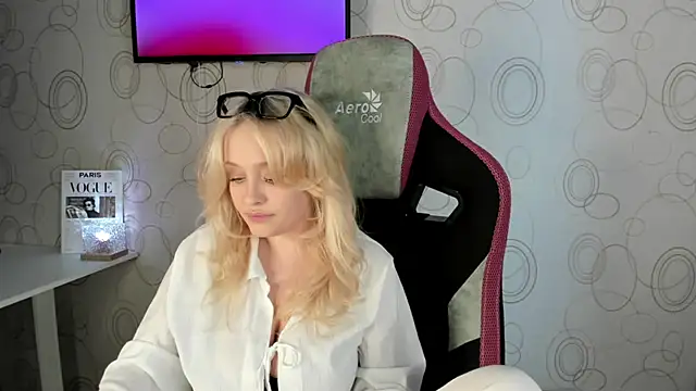 Snapshot of Julliakoill chatting on March 3, 9:27 am Julliakoill online show from March 3, 9:27 am