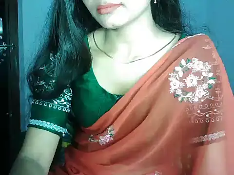 ROSE GOLDE online show from February 11, 6:30 pm