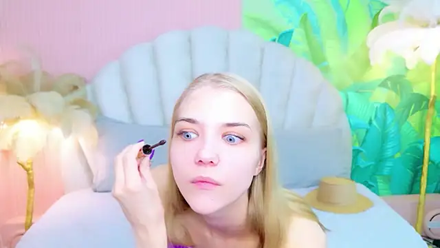 Snapshot of 4example_Chloe chatting on June 22, 6:10 am 4example Chloe online show from June 22, 6:10 am