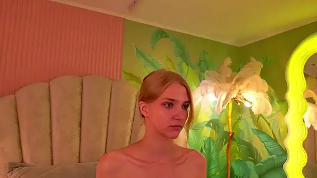 Snapshot of 4example_Chloe chatting on June 8, 5:41 am 4example Chloe online show from June 8, 5:41 am
