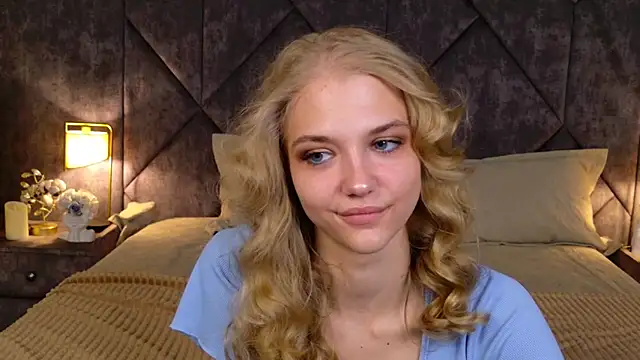 Snapshot of 4example_Chloe chatting on April 18, 5:43 am 4example Chloe online show from April 18, 5:43 am
