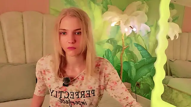Snapshot of 4example_Chloe chatting on June 16, 5:51 am 4example Chloe online show from June 16, 5:51 am