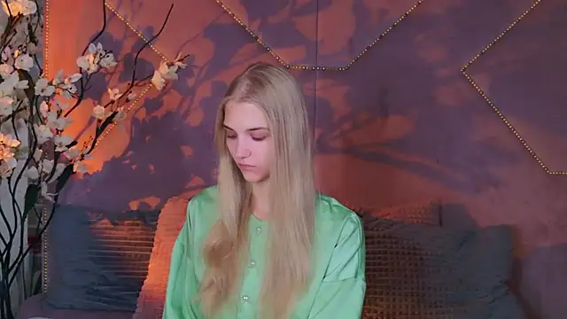 4example Chloe online show from October 8, 10:39 am