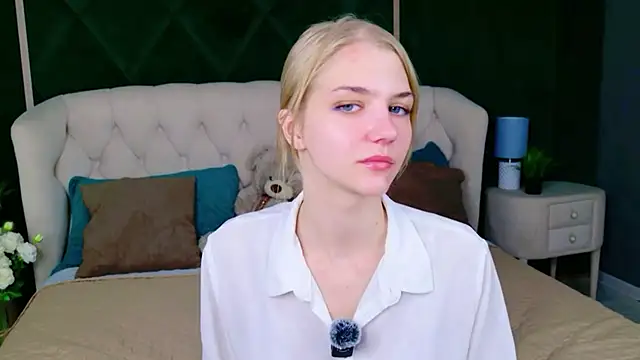 Snapshot of 4example_Chloe chatting on June 26, 5:35 am 4example Chloe online show from June 26, 5:35 am