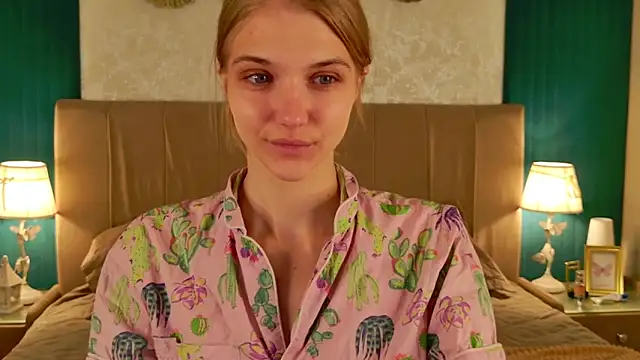 4example Chloe online show from April 13, 5:33 am