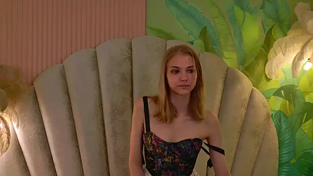 Snapshot of 4example_Chloe chatting on May 24, 5:40 am 4example Chloe online show from May 24, 5:40 am