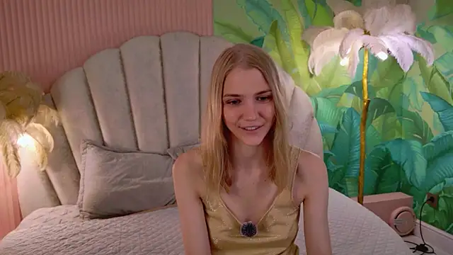 Snapshot of 4example_Chloe chatting on June 14, 5:41 am 4example Chloe online show from June 14, 5:41 am
