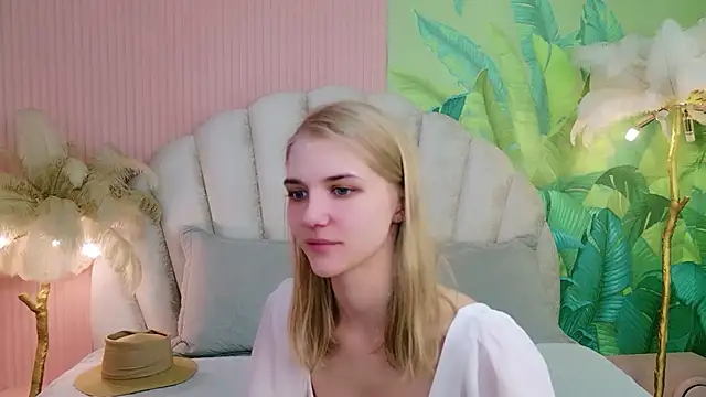 Snapshot of 4example_Chloe chatting on July 1, 5:30 am 4example Chloe online show from July 1, 5:30 am