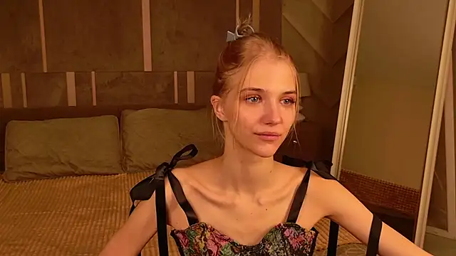 Snapshot of 4example_Chloe chatting on February 18, 10:33 am 4example Chloe online show from February 18, 10:33 am