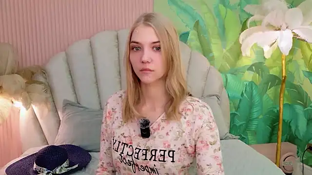 Snapshot of 4example_Chloe chatting on June 21, 5:35 am 4example Chloe online show from June 21, 5:35 am